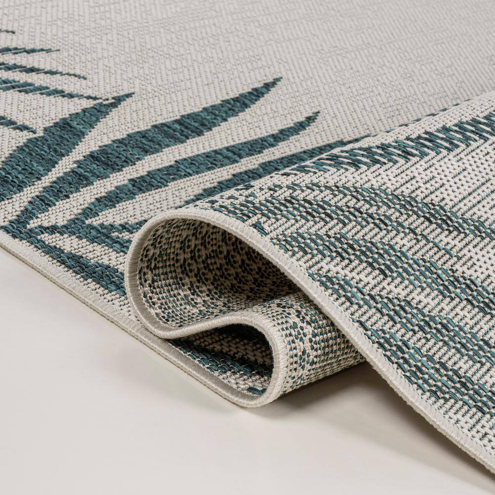 Isla Coastal Blue and Cream Synthetic 4' x 6' Area Rug