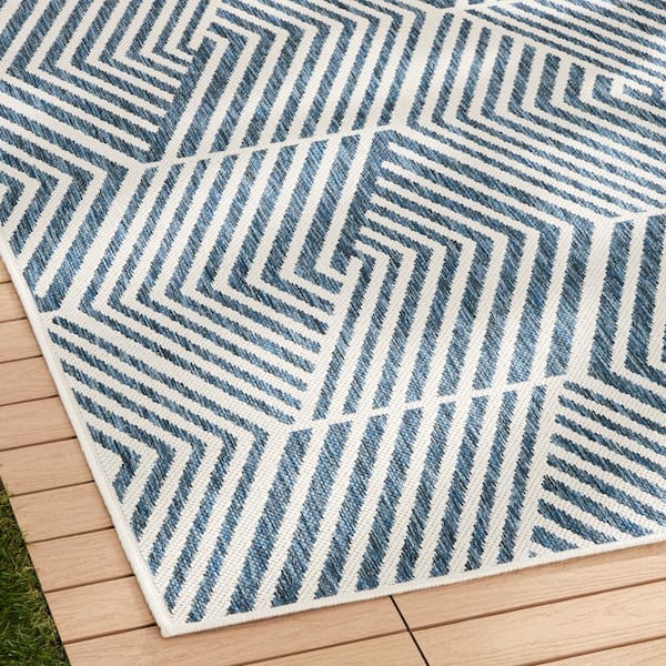 Patio Country Navy Blue/Cream 5 ft. x 7 ft. Ombre Geo Polypropylene Indoor/Outdoor Area Rug