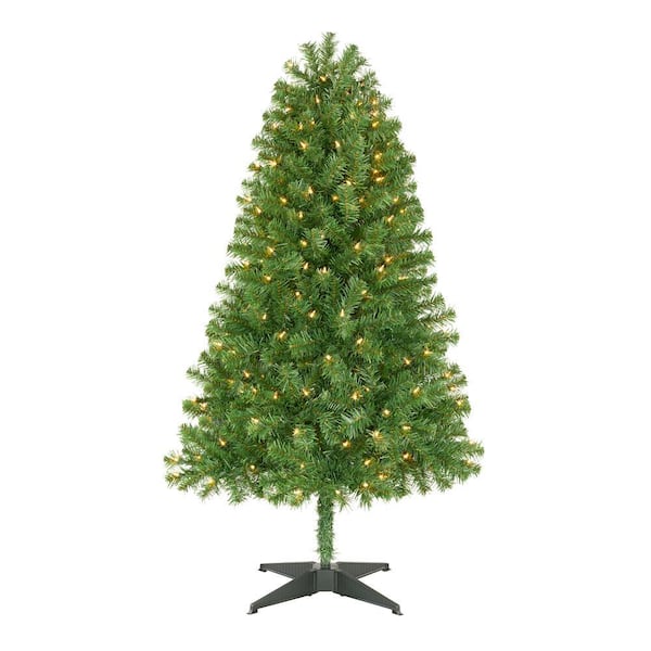Home Accents Holiday 5 ft Woodtrail Norway Spruce Pre-Lit Artificial Christmas Tree with 200 Lights