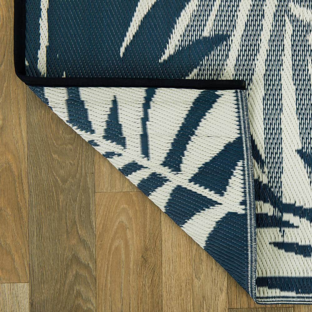 Blue Floral Reversible Synthetic Outdoor Rug, 5' x 7'
