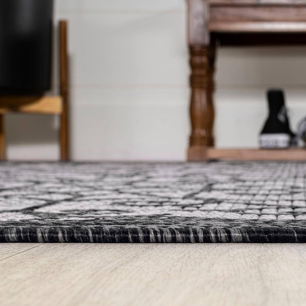 Madrid Vintage 5' Round Gray and Black Synthetic Area Rug