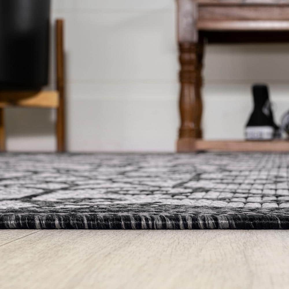 Boho-Chic Spanish Filigree Light Gray & Black 9'x12' Outdoor Rug