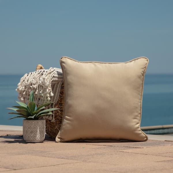 https://images.thdstatic.com/productImages/93291037-89d8-4898-9fc3-fa1b17408ce7/svn/arden-selections-outdoor-throw-pillows-am0kn02b-d9z1-e1_600.jpg