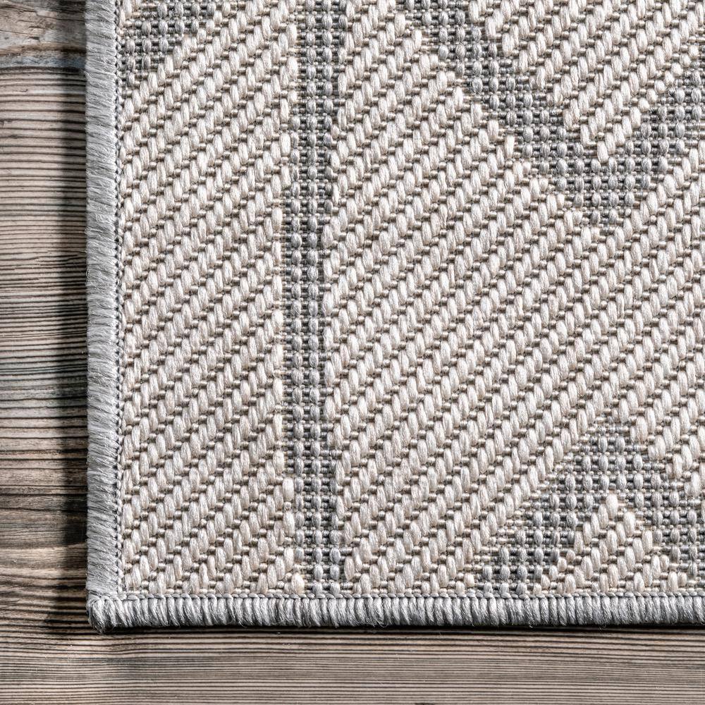 Light Gray Geometric Trellis Indoor/Outdoor Area Rug