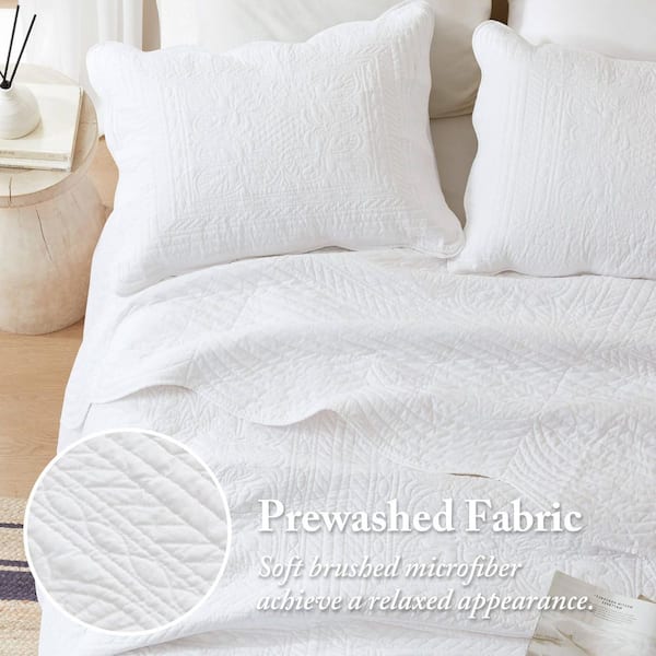 Marino 3-Piece White Reversible Scalloped Edge Microfiber Full/Queen Quilt Set