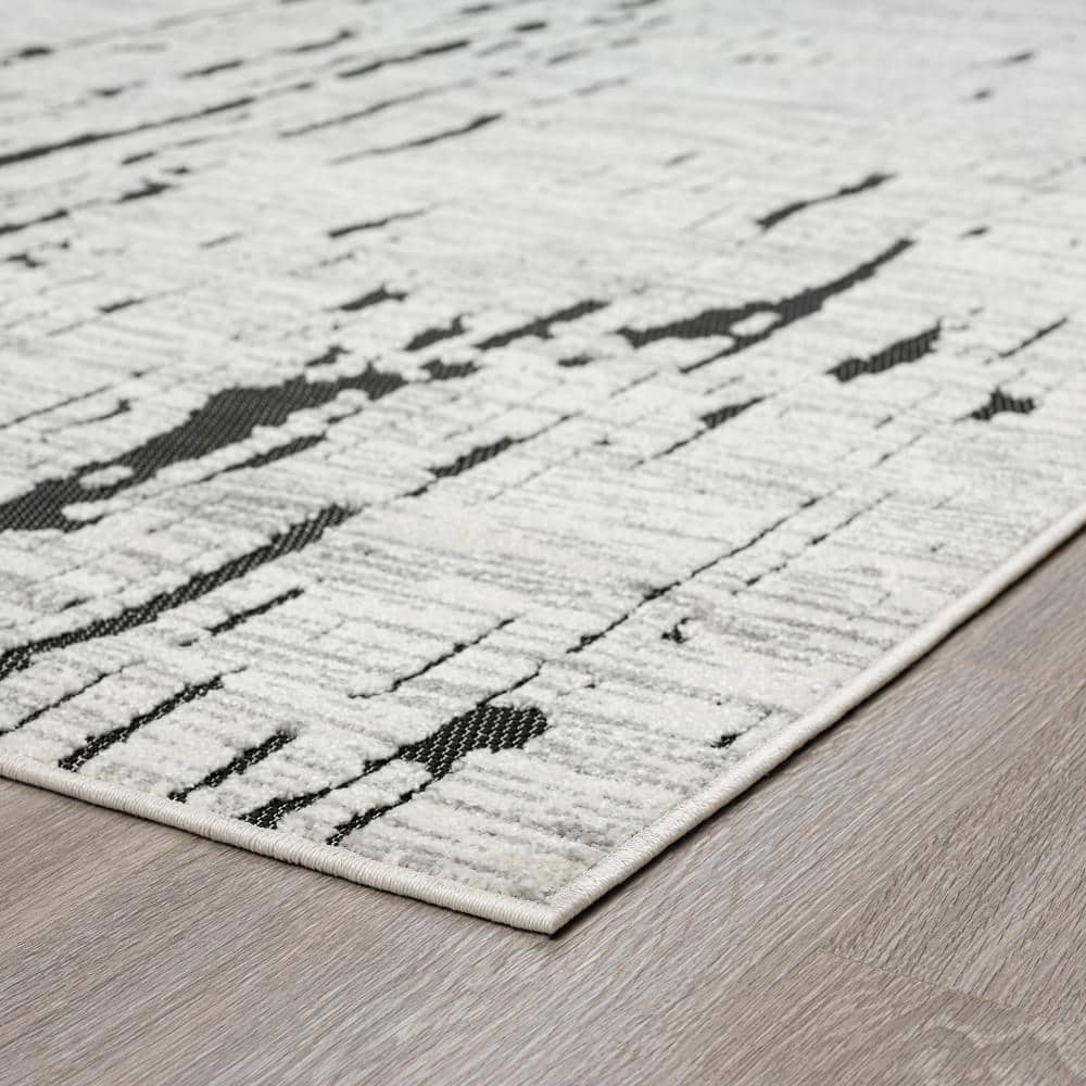 Contemporary Black Stripe Polypropylene 5'3" x 7'3" Outdoor Rug