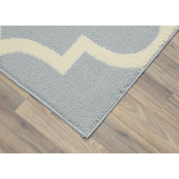 Large Quatrefoil Silver/Ivory 2 ft. x 5 ft. Runner Rug