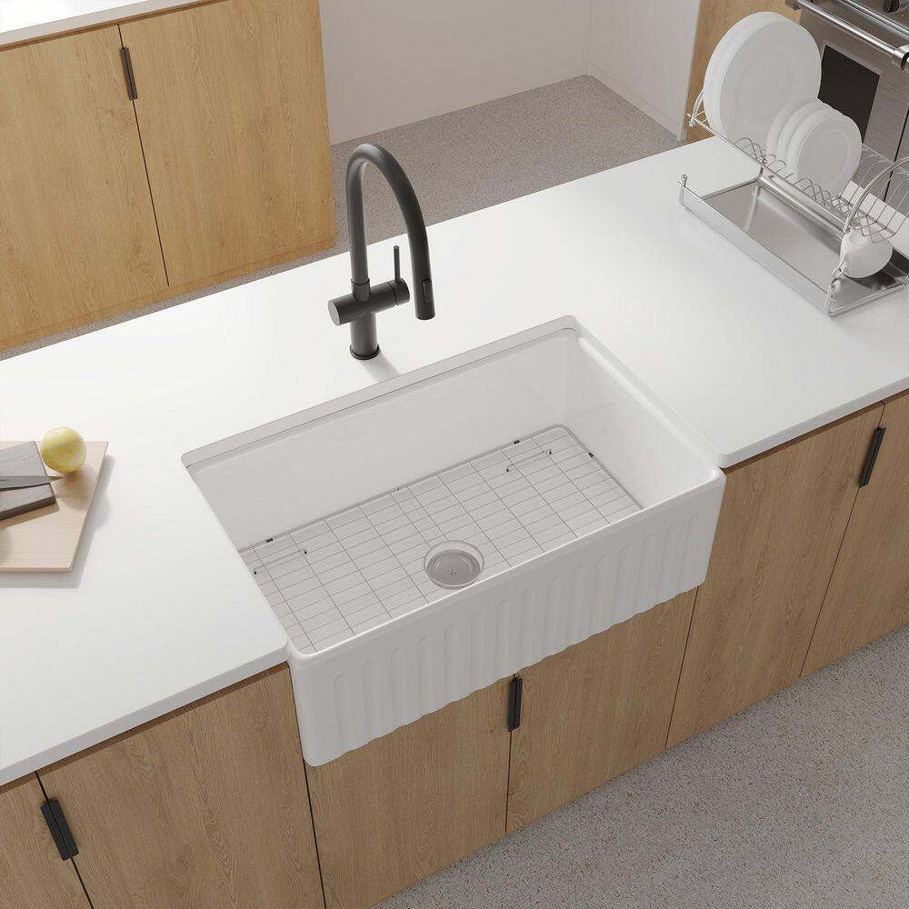 33 in. White Single Bowl Farmhouse Kitchen Sink with Grid and Strainer