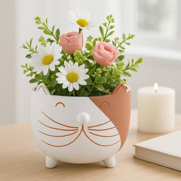 Liv & Skye White/Tan Ceramic Kitty Whiskers Footed Planter (6 in