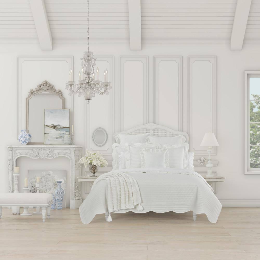 White Cotton Full Quilt with Scallop Trim