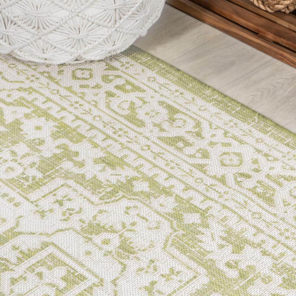 Sinjuri Green/Cream Medallion 4' x 6' Reversible Indoor/Outdoor Rug