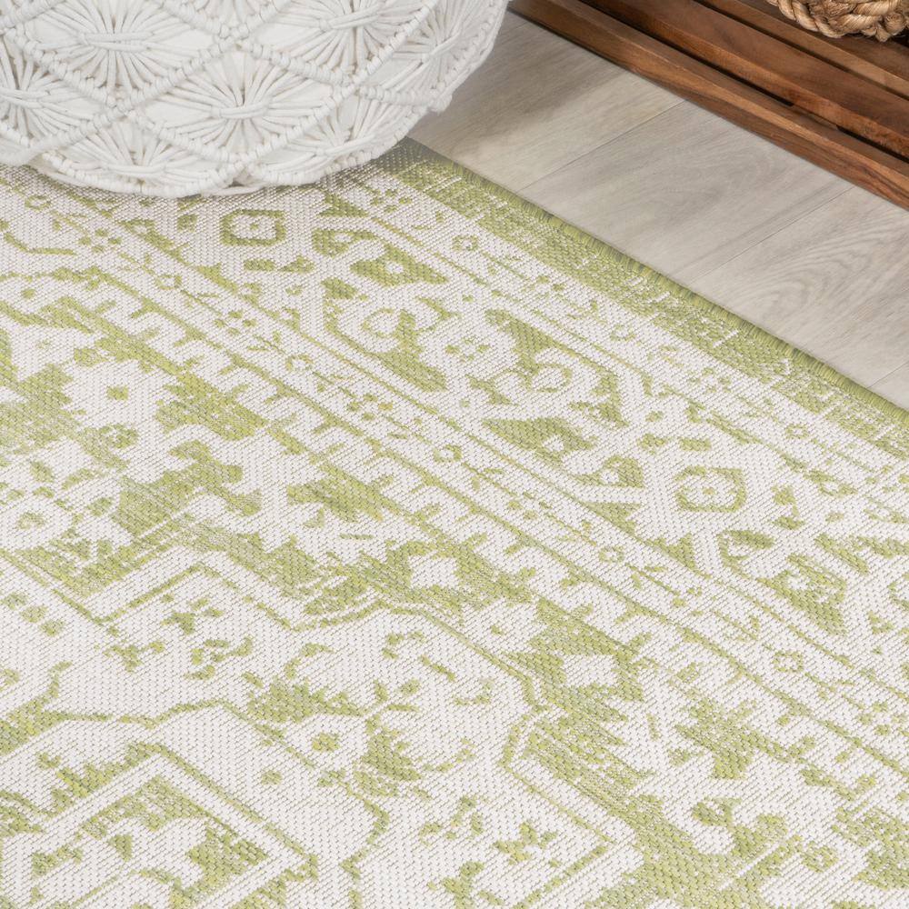 Sinjuri Green/Cream Medallion Textured 5' Square Indoor/Outdoor Rug
