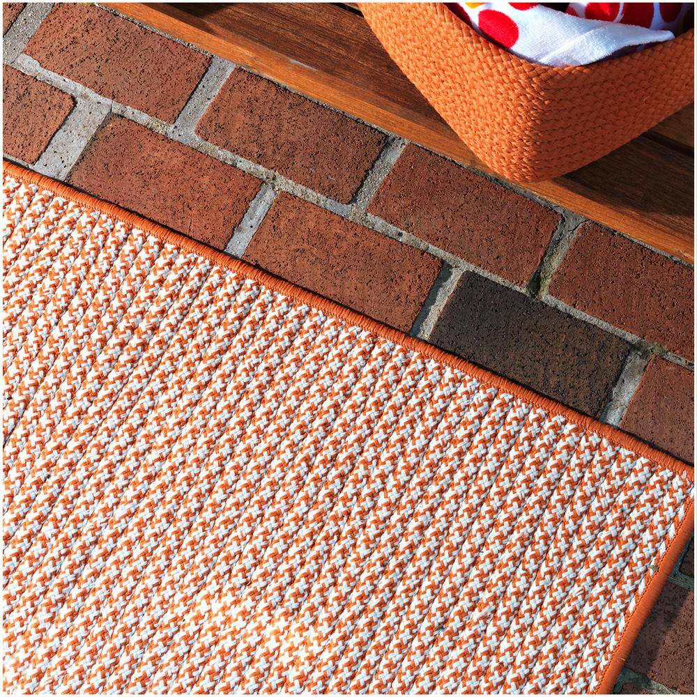 Black and White Houndstooth Reversible Synthetic Rug, 2' x 4'