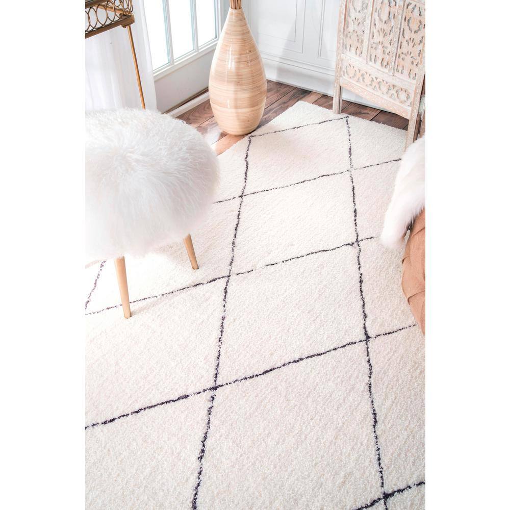 Handmade Black Geometric 4' x 6' Tufted Shag Rug