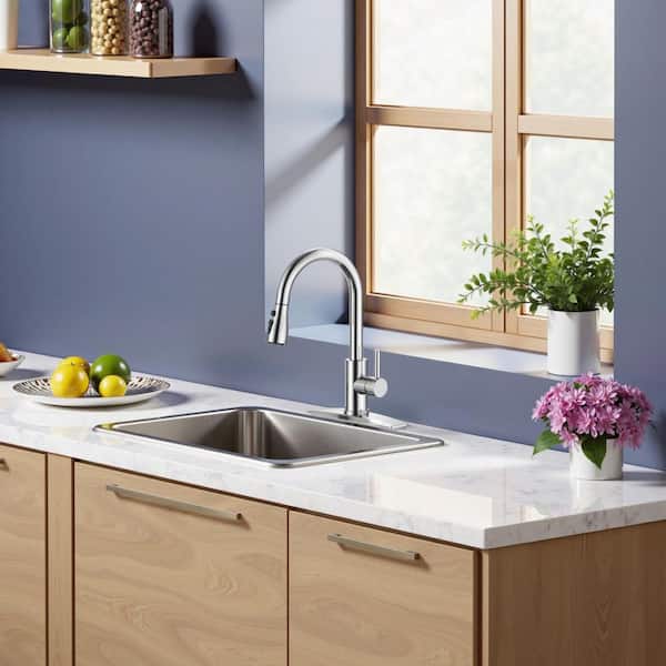 Single Handle Pull Down Sprayer Kitchen Faucet with Deck Plate in Chrome