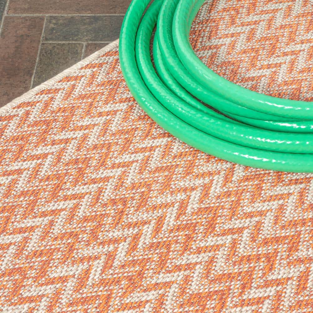 JONATHAN  Y Santa Monica Chevron Concentric Squares 5 x 8 (ft) Loomed Polypropylene Orange/Cream Rectangular Indoor/Outdoor Stripe Farmhouse/Cottage Hose washable Area rug