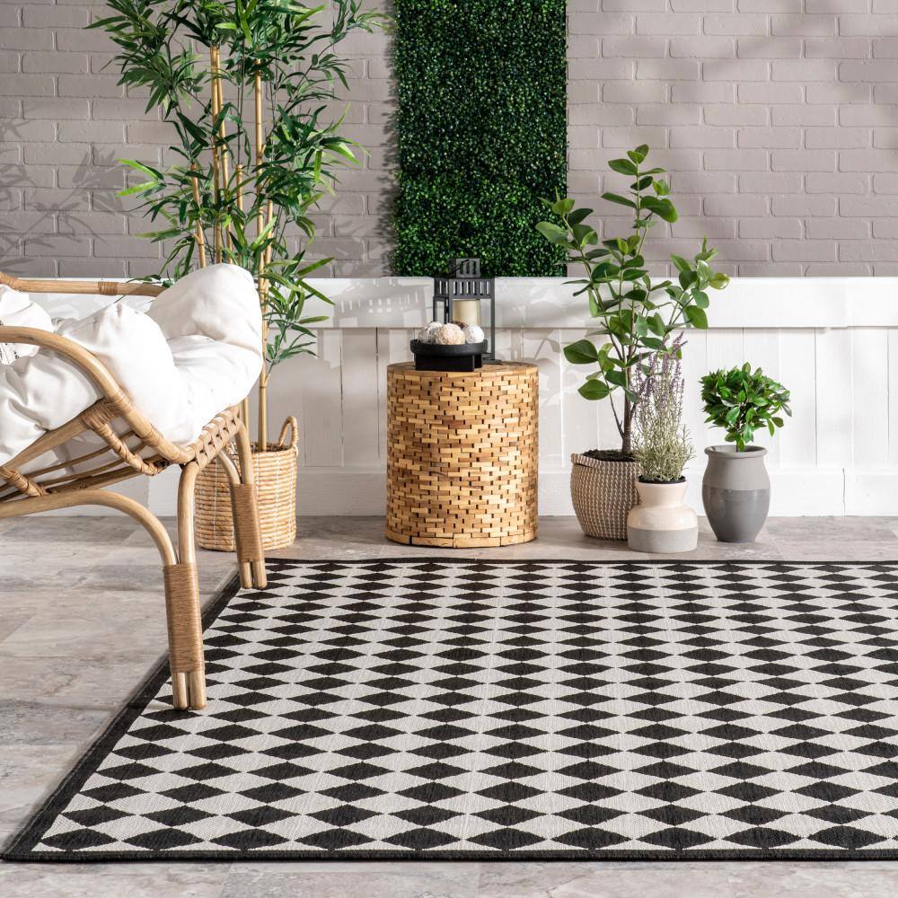 Black and White Checkered Synthetic Indoor Outdoor Rug, 4' x 6'