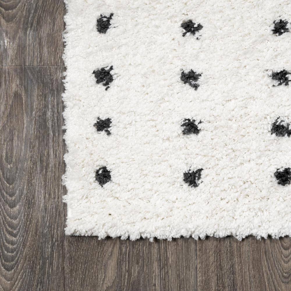 JONATHAN  Y Moroccan HYPE Pele Dot Shag 8 x 10 (ft) Loomed Polypropylene White/Black Rectangular Indoor Geometric Coastal Area rug