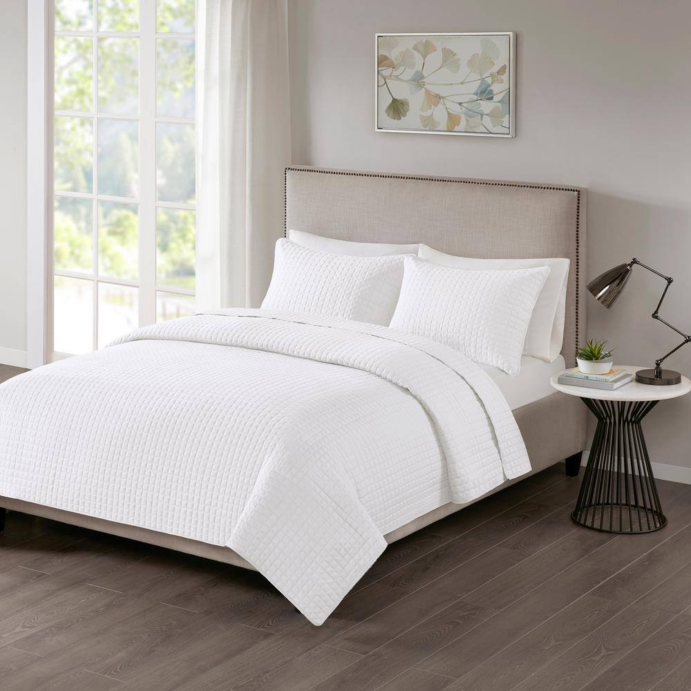 White King Microfiber Reversible Quilt Set