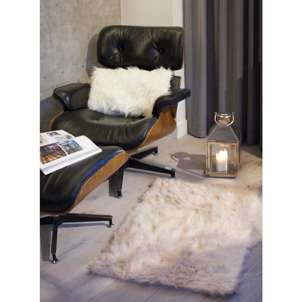 https://images.thdstatic.com/productImages/97700fee-fbf4-48cf-a506-60cbb5785300/svn/taupe-luxe-faux-fur-area-rugs-676685043115-31_600.jpg