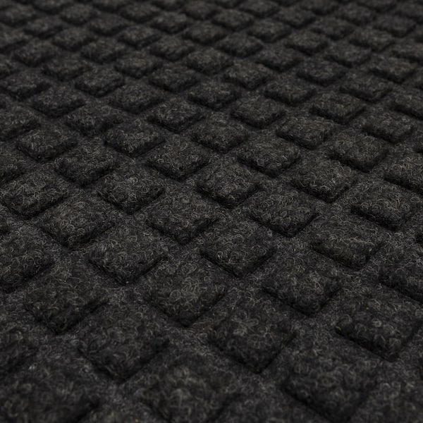 https://images.thdstatic.com/productImages/97914b93-90bd-44a2-9d65-9d38dcb98fb9/svn/onyx-mohawk-home-door-mats-749088-c3_600.jpg