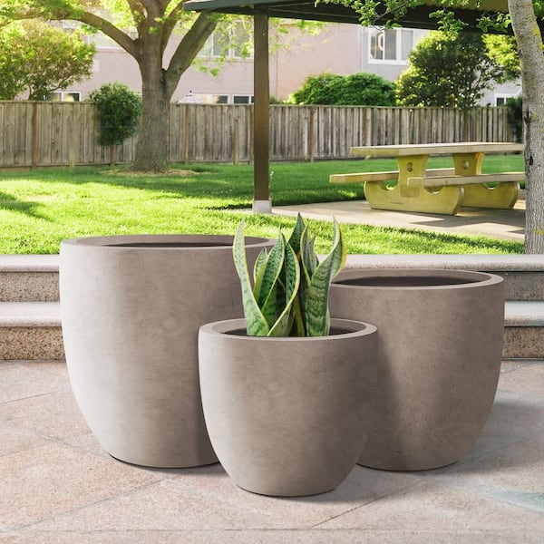 https://images.thdstatic.com/productImages/97961452-af1f-4bef-ada0-356d782cd8e7/svn/pale-yellow-sapcrete-plant-pots-sa0152bcd-p8021-2-64_600.jpg