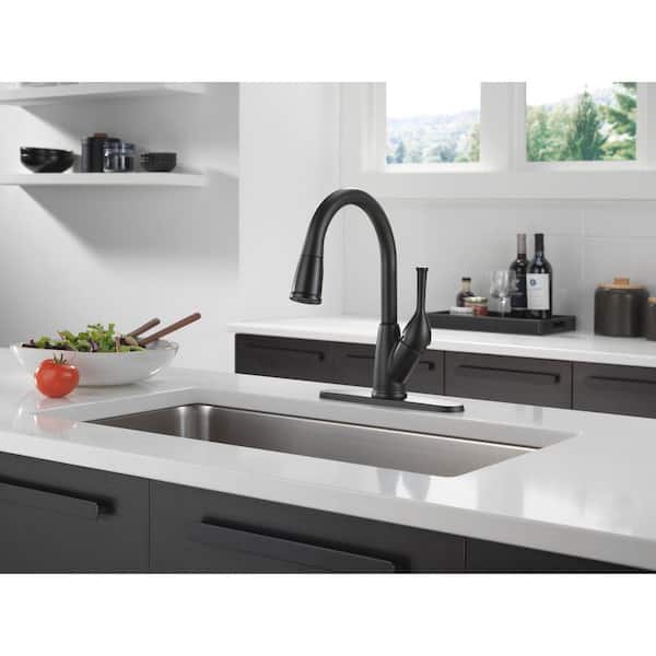 Classic Single Handle Pull Down Sprayer Kitchen Faucet in Matte Black
