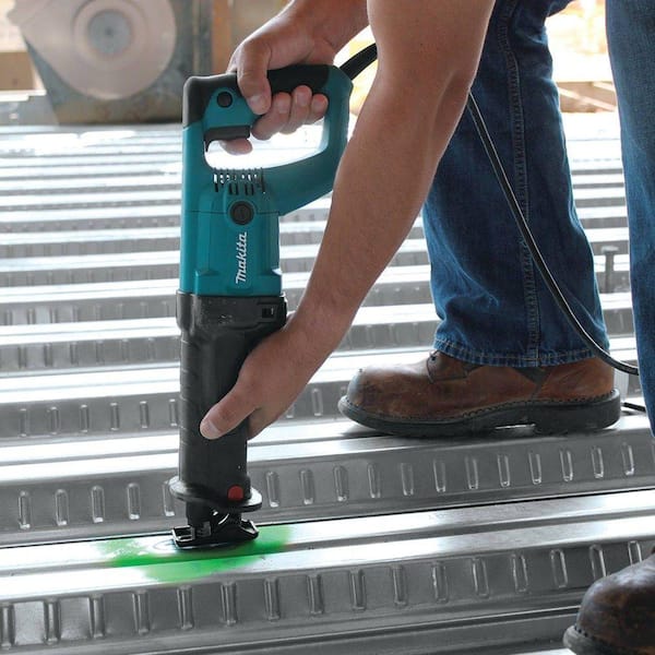 Makita - 11 Amp Corded Variable Speed Reciprocating Saw with Wood Cutting Blade, Metal Cutting Blade and Hard Case