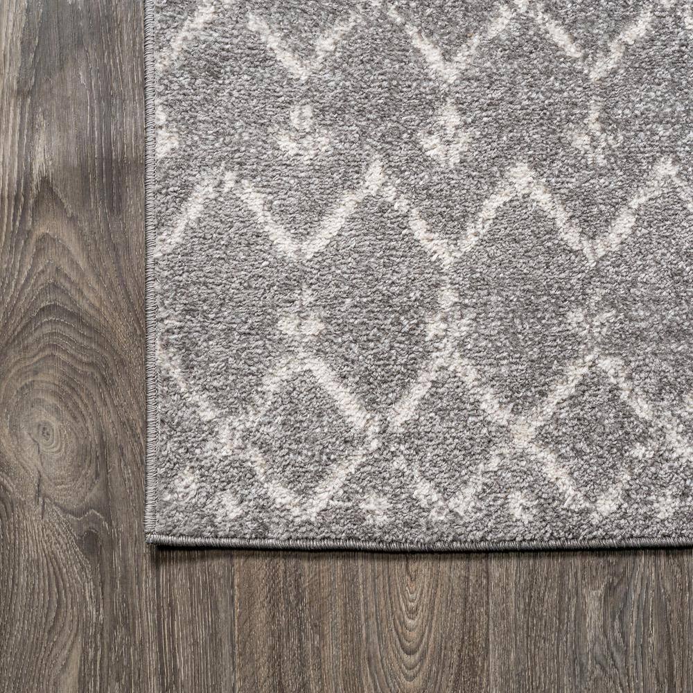 Ivory and Gray Trellis 3' x 5' Synthetic Easy-Care Area Rug