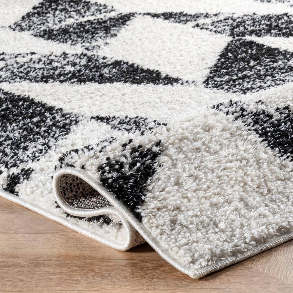 4' x 6' Black and White Reversible Shag Area Rug