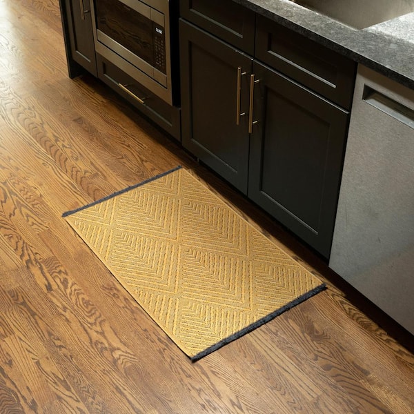 Alma Gold 2 ft. x 3 ft. Diamond Machine Washable Indoor Area Rug