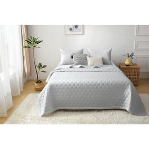 Better Style Home 3-Piece Gray Microfiber Honeycomb King Quilt Set