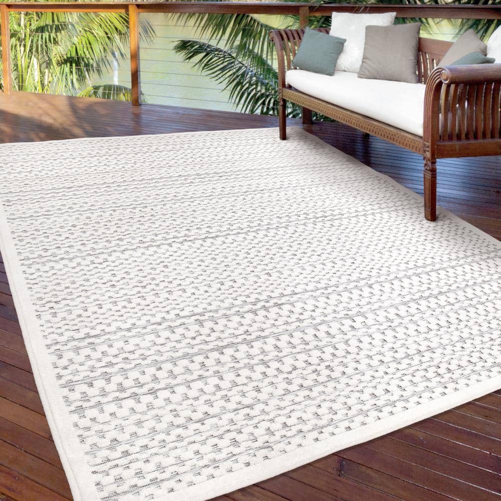 Natural Gray Synthetic Stain-Resistant Outdoor Area Rug 5'2" x 7'6"