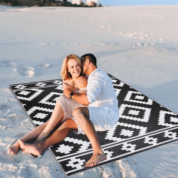 Milan Black and White 5 ft. x 7 ft. Folded Reversible Recycled Plastic Indoor/Outdoor Area Rug-Floor Mat