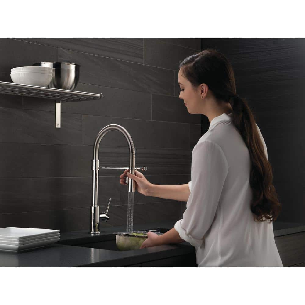 Sleek Chrome Pull-Down Kitchen Faucet with Magnetic Docking