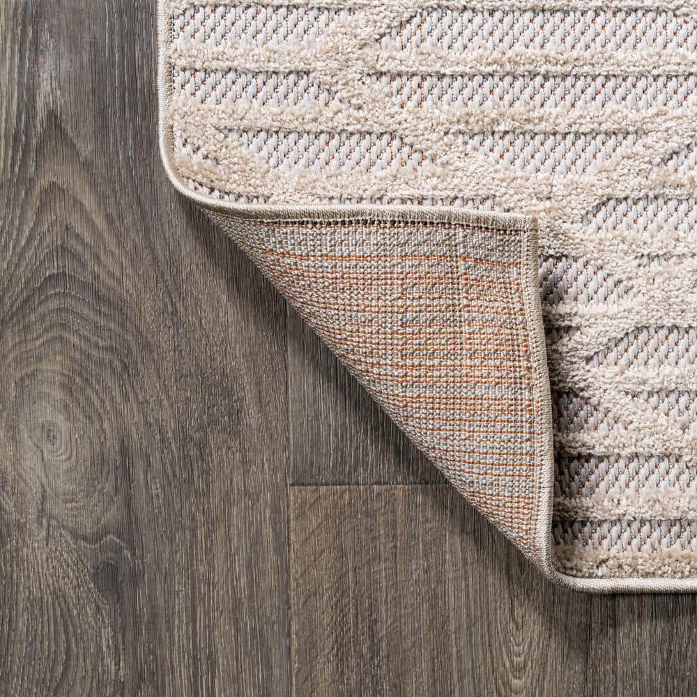 Ivory Diamond Moroccan-Inspired 4' x 6' Easy-Care Area Rug