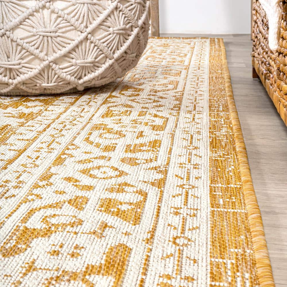 Sinjuri Medallion Gray and Cream 5' x 8' Synthetic Indoor/Outdoor Rug