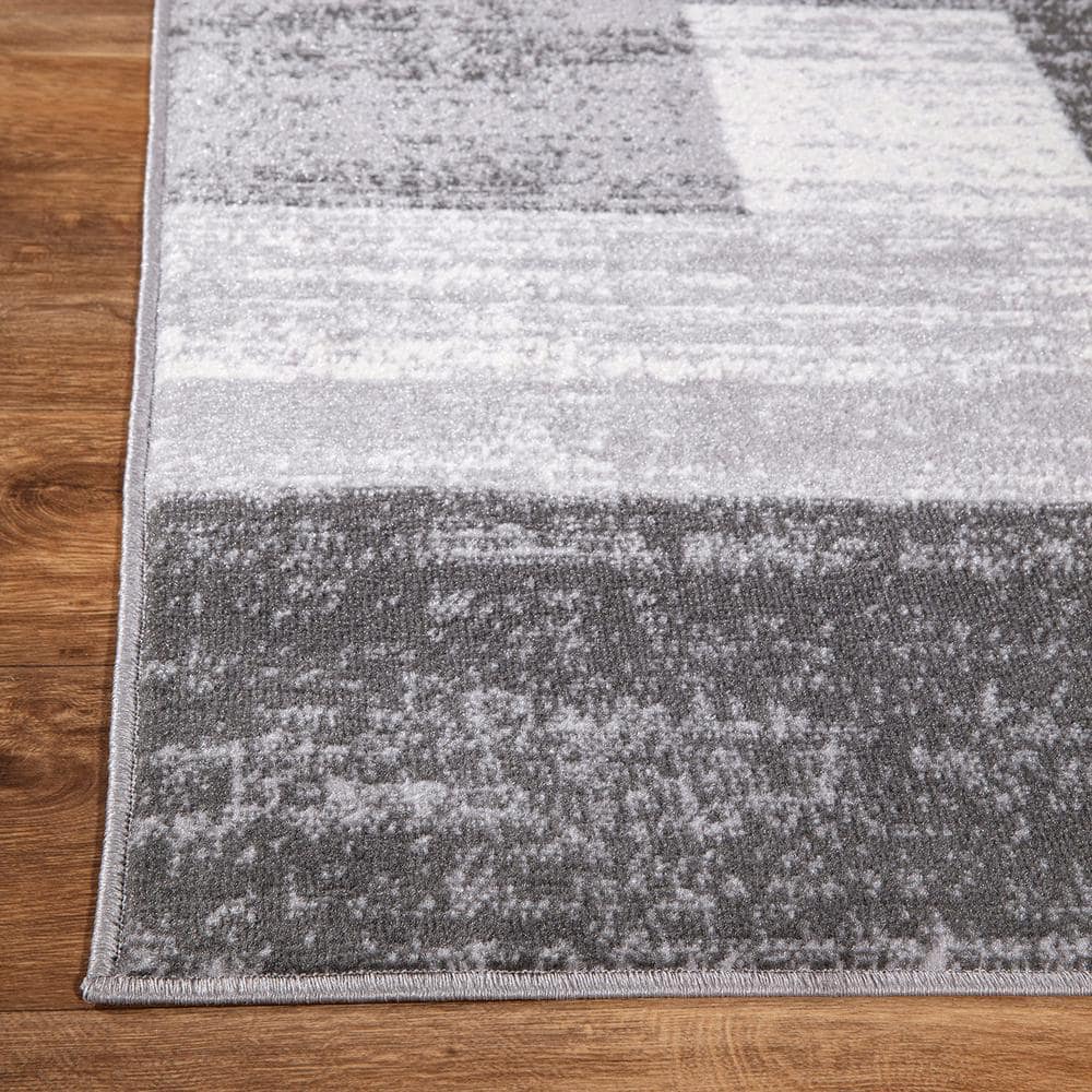 Reversible Geometric Gray Synthetic 5' x 7' Easy-Care Rug