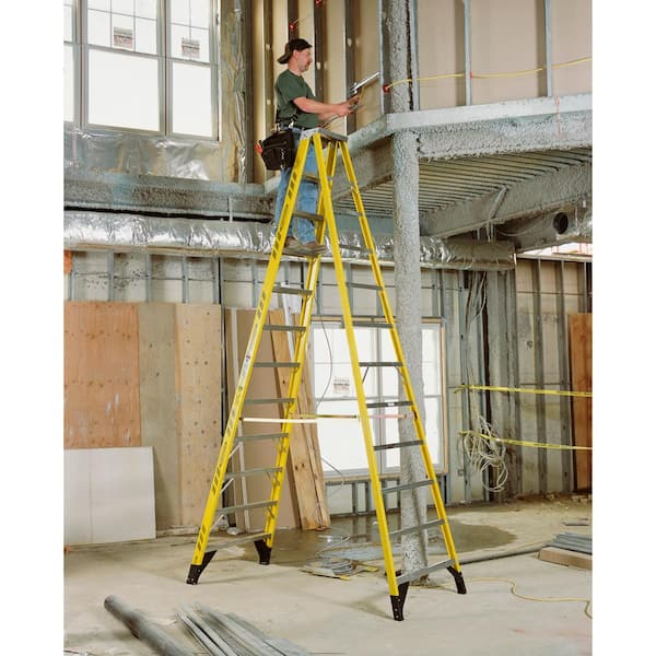 Werner 400 12-ft Aluminum Type 1AA-375-lb Load Capacity Step Ladder