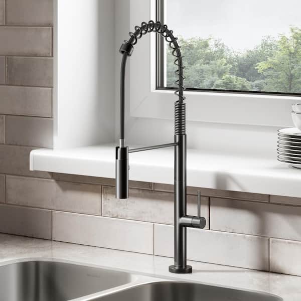 Swiss Madison Chalet Single-Handle Pull-Down Sprayer Kitchen Faucet in Matte Black
