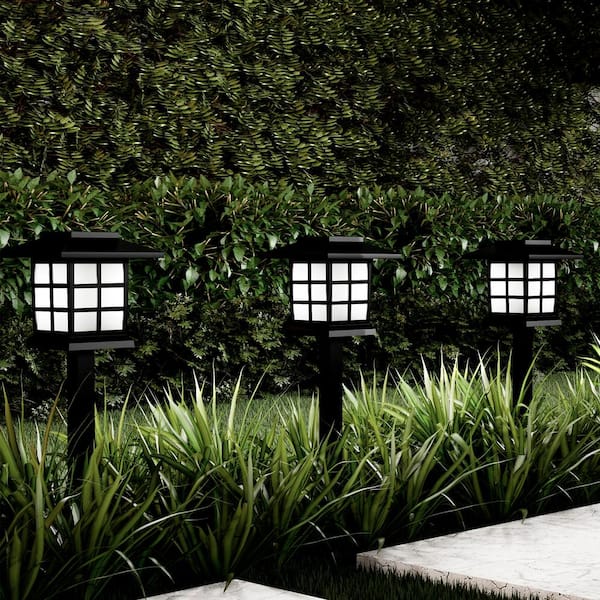 https://images.thdstatic.com/productImages/9b970fec-d5dd-4cf6-82bb-7a1e63090724/svn/black-pure-garden-path-lights-hw1500089-e1_600.jpg