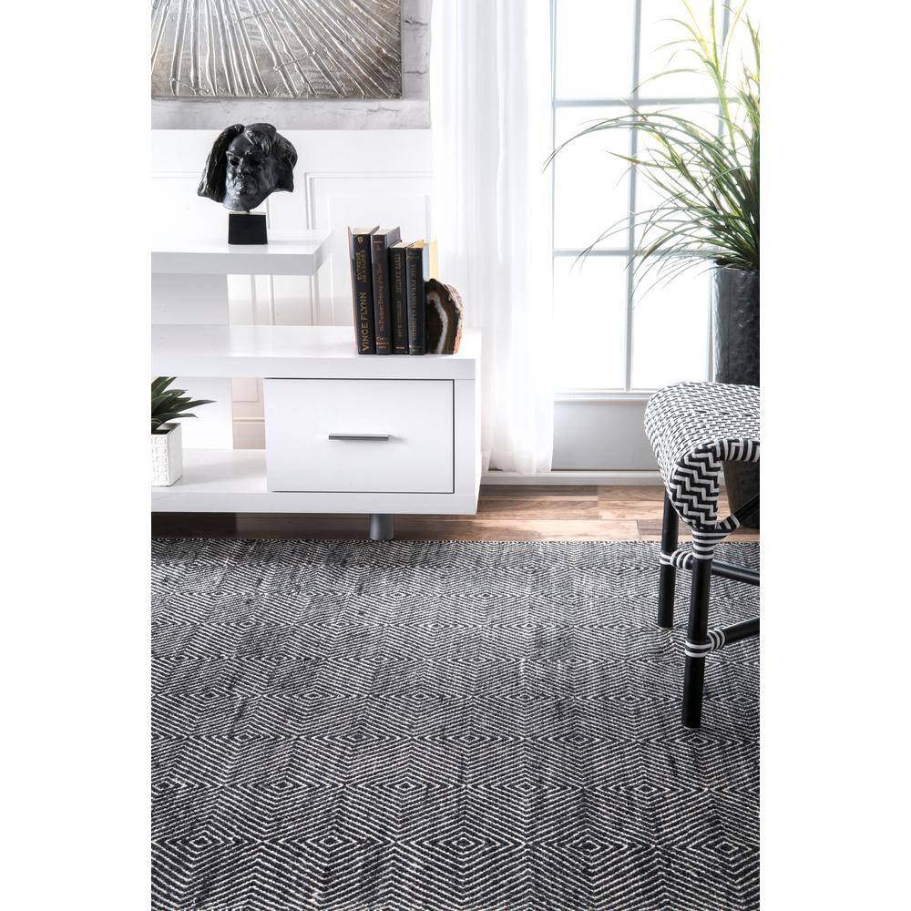 Handmade Black Geometric Wool 6' x 9' Area Rug