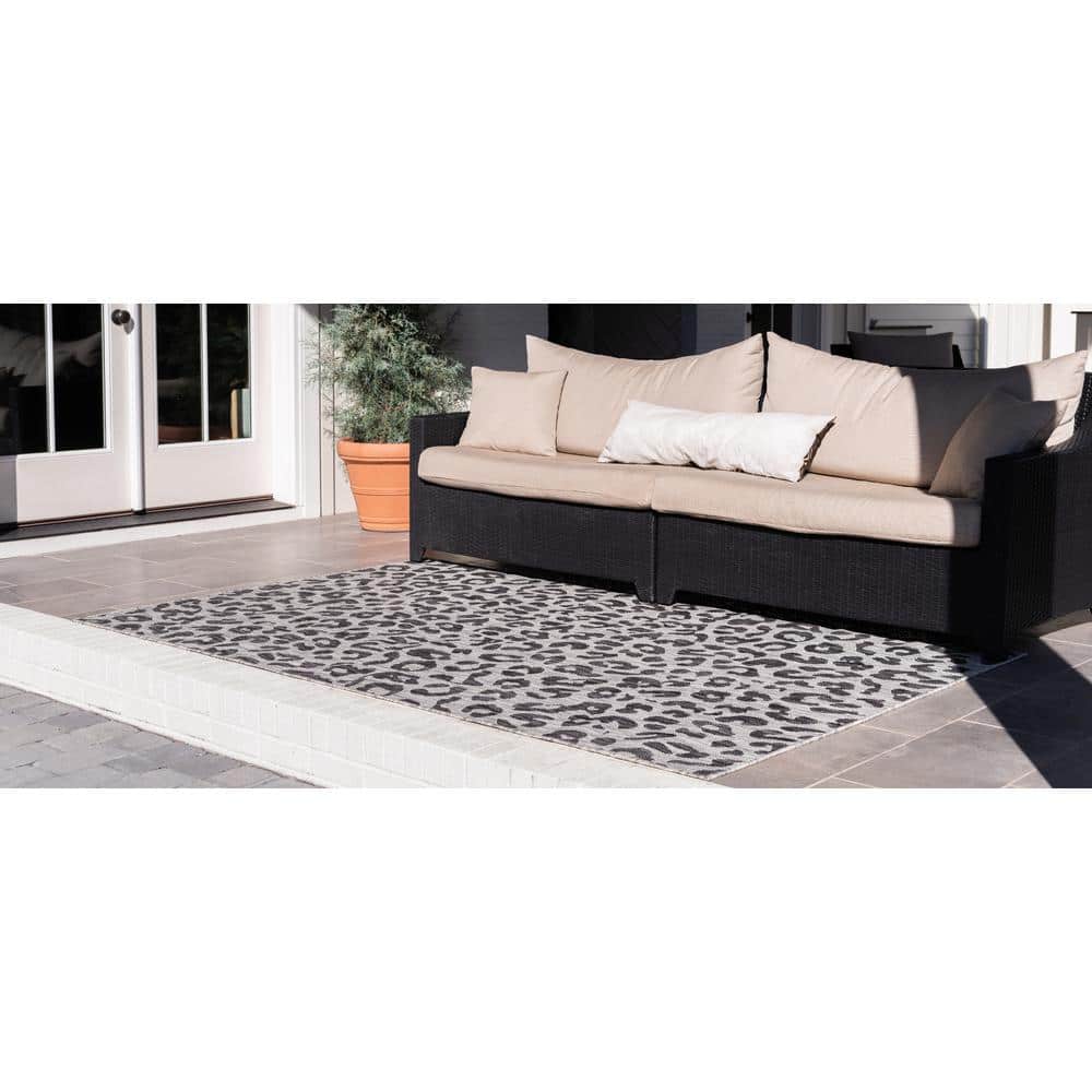Pet-Friendly Light Gray Synthetic Outdoor 4' x 6' Area Rug