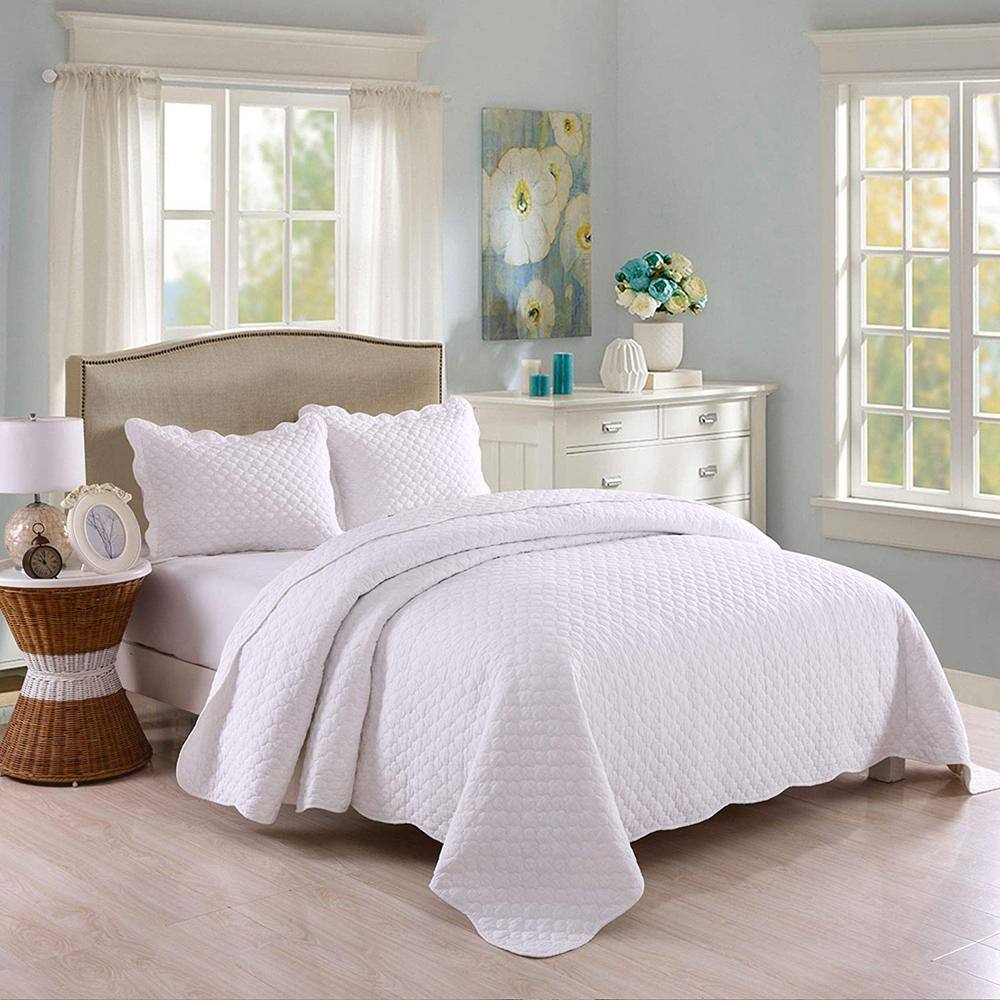 White Cotton Queen Size Scallop Quilted Bedspread Set