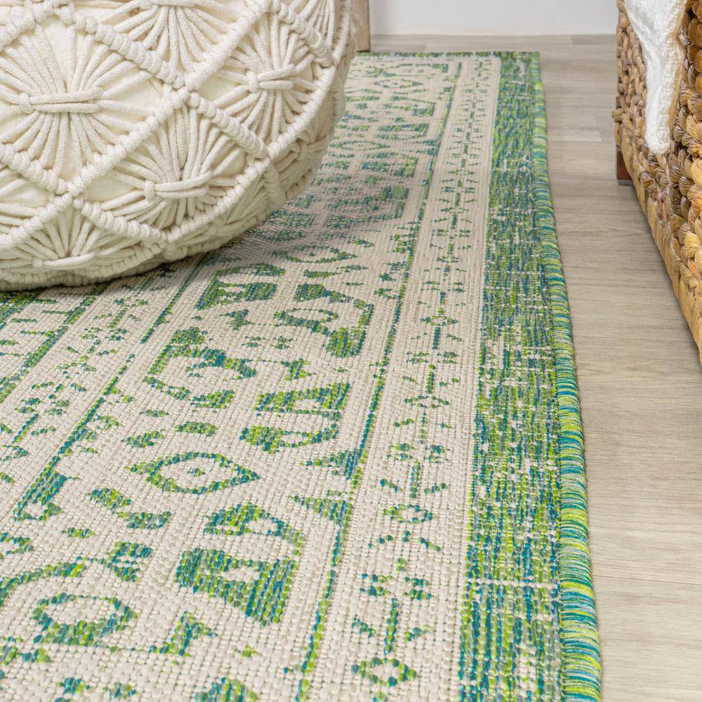 Sinjuri Cream/Green Medallion 4'x6' Synthetic Indoor/Outdoor Rug