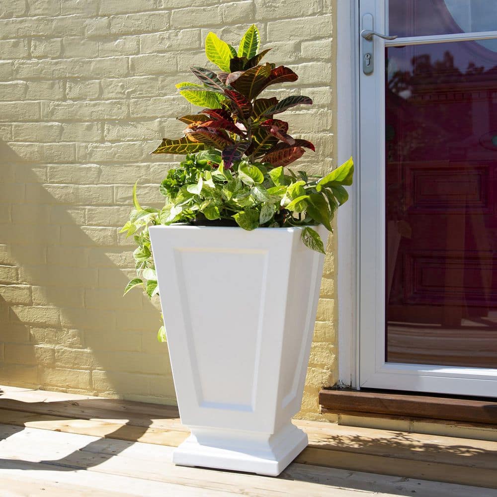 Aberdeen Elegance 25" White Polyethylene Outdoor Planter