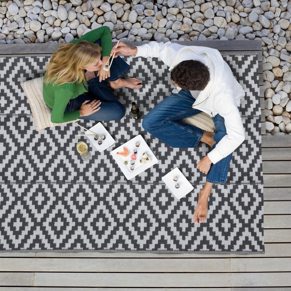 Gray and White Reversible Synthetic Outdoor Rug, 5' x 7'