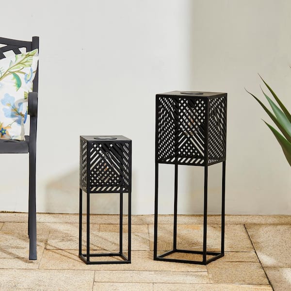 コロニスタンド Glitzhome 23.75 in. H Black Metal Stripes Geometric Solar