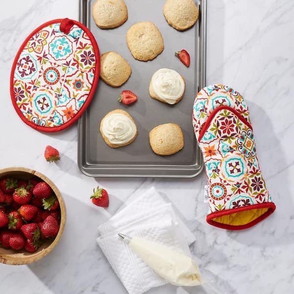 Worn Tiles Cotton Red Multicolor Oven Mitt and Pot Holder Set (2-Pack)