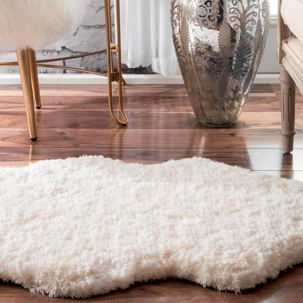 Hand-Tufted Off-White Faux Sheepskin Shag Rug